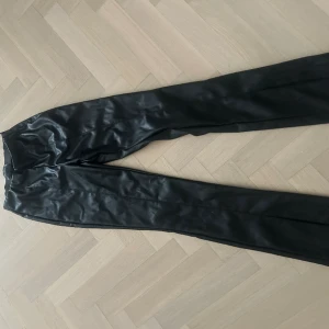 Skinnbyxor  - Fina skinnbyxor i storlek 36. Slits längst ner. Väldigt fint skick. 