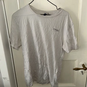 T-shirt - T-shirt från h&m  Använd men i bra skick Storlek S men något oversized