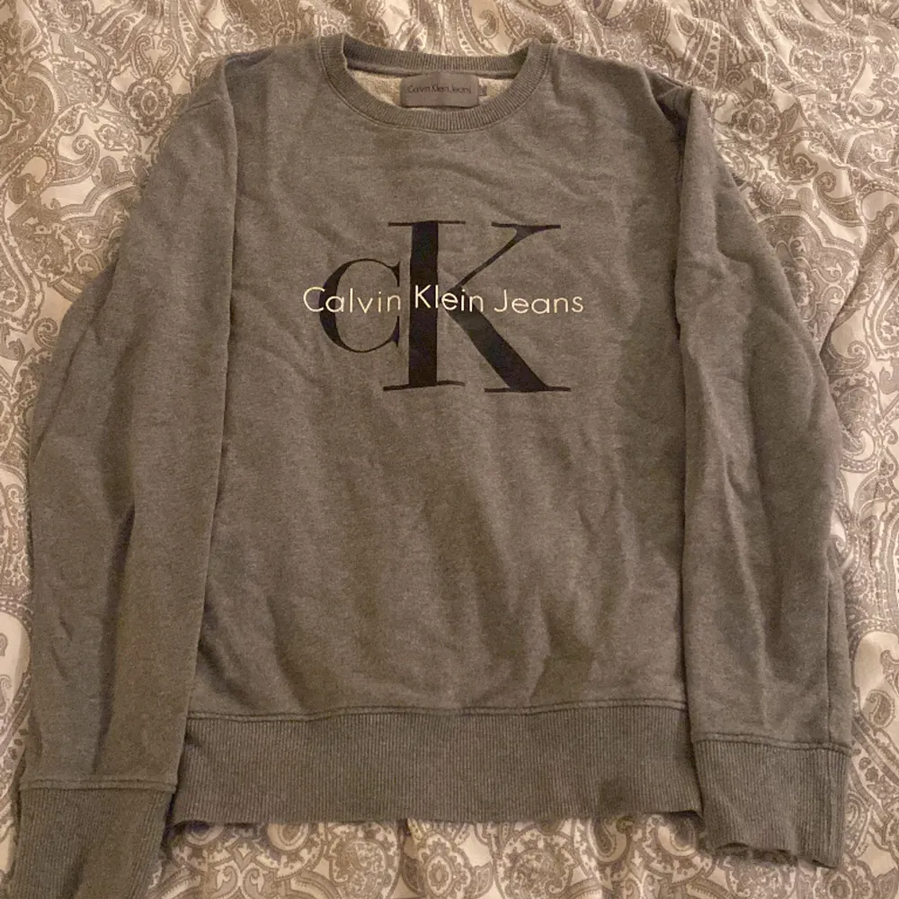 Säljer en Calvin Klein crewneck i bra skick storlek s hör av er funderingar . Hoodies.