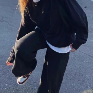 Svart sweatshirt  - Jättefin svart sweatshirt i fint skick! Använd endast fåtal gånger men säljer pga inte min stil. Tröjan är helt svart, endast ljuset som gör att den ser ut att ha mönster. Nypris 150kr. Skriv vid frågor😊💗