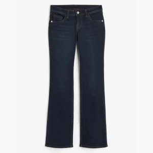 Lågmidjade Flaire jeans H&M  - Säljer dessa as snygga mörkblå jeansen i storlek 38 då de aldrig har kommit till användning💗ALDRIG ANVÄNDA OCH SLUT PÅ H&M HEMSIDA!!!!!!!!!