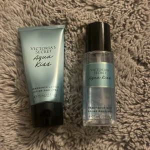 VS kit - Säljer det här kittet med bodymist och bodylotion i resestorlek (75ml/stk) i doften Aqua Kiss! Det luktar supergott och somrigt men har inte kommit till användning🥰Endast använda ett fåtal gånger, tror nypris är ca 250kr. ❤️Båda:150kr Endast en:90kr
