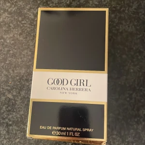 EAU DE Parfym GOOD GIRL - Super populär parfym som är väldigt kvinnlig och sensuell.Jag säljer denna parfymen för att jag har redan en stor så jag behöver inte denna lilla plus jag har så många andra parfymer som jag använder av.