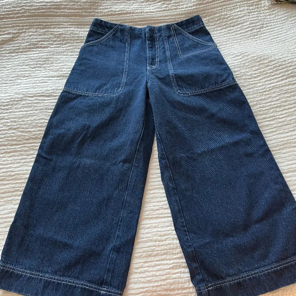 Vida jeans från Acne Studios. Modellen slutar vid ankeln. Dold knäppning.. Jeans & Byxor.
