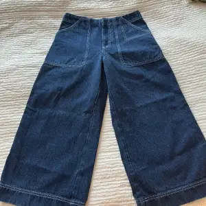 Vida jeans från Acne Studios. Modellen slutar vid ankeln. Dold knäppning.