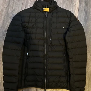 Parajumper jacka - Skick: 7/10 Det är ett litet hål på bröstet utöver det så är jackan i bra skick. För mer frågor eller bilder är de bara att skicka ett meddelande✅