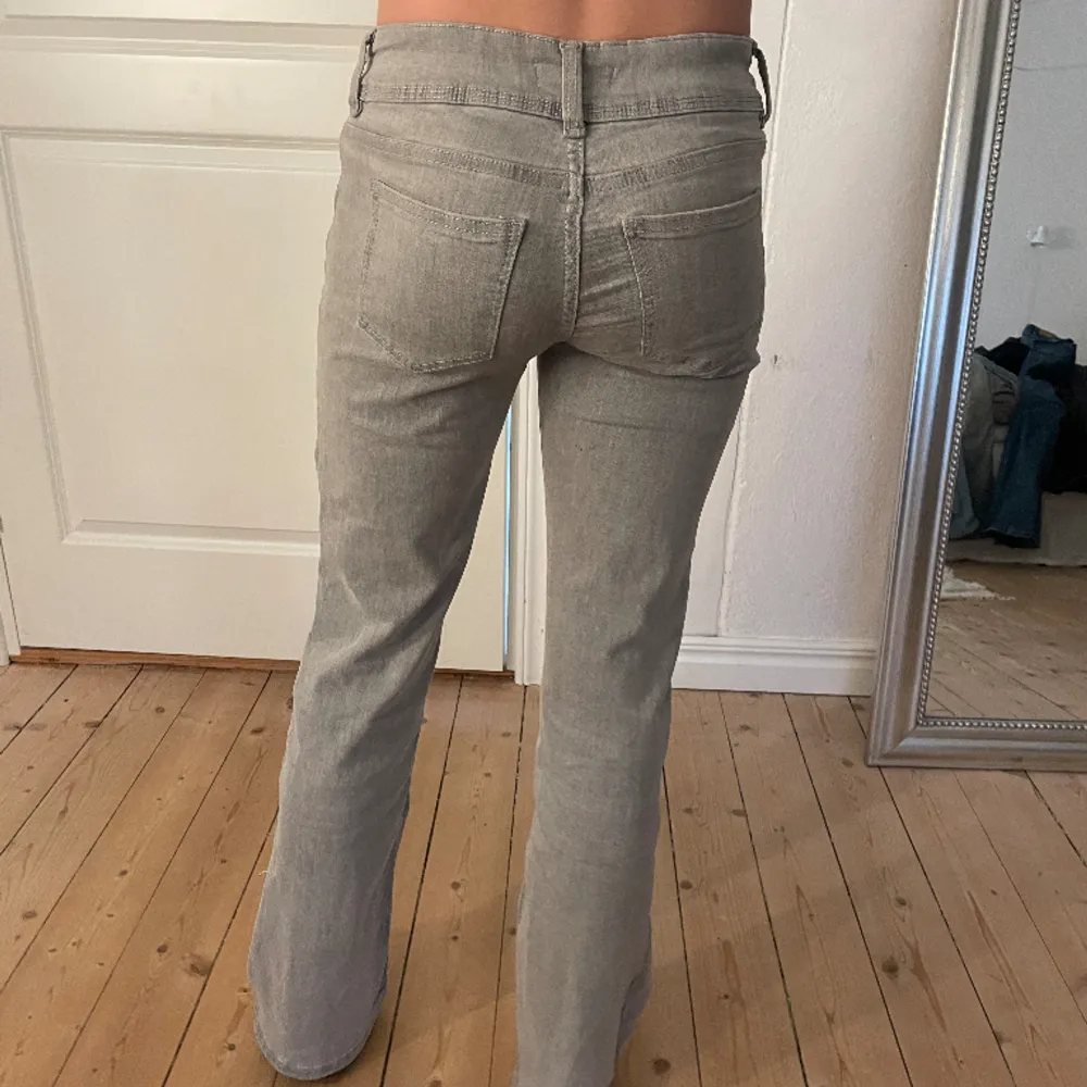 Fina lågmidjade jeans från Gina, säljer för att jag tycker dom är för korta och kommer inte till andvändning. Andvänd få gånger så bra skick💗. Jeans & Byxor.