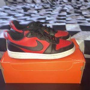 Nike shoes  - Har växt ut ur skorna , så jag tyckte det var dags för att sälja de. Har bara varit använda i 1 och en halv månad. 