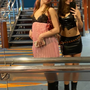 Nattlinne  - Superfint nattlinne från spanska märket la senza. Spets upptill vid bröstet. Lite genomskinligt! Bara använd en gång, storlek 36. 100kr+frakt