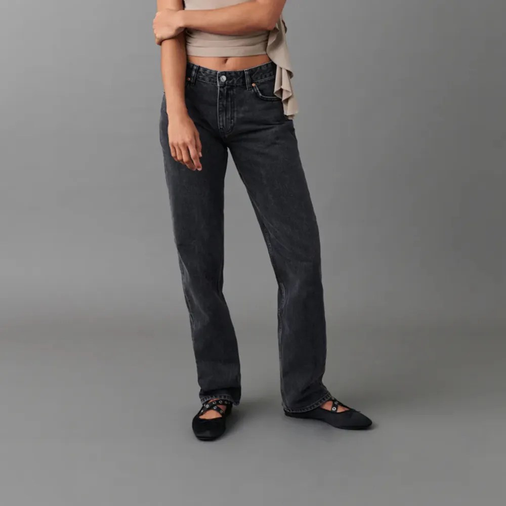 Jeans från Gina tricot, låg midja och raka i benen!💓 Jättefint skick, då de inte är använda alls många gånger💓 Skriv privat för frågor eller fler bilder💓. Jeans & Byxor.