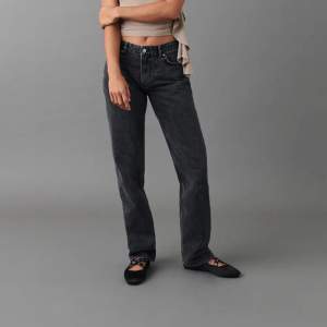 Jeans från Gina tricot, låg midja och raka i benen!💓 Jättefint skick, då de inte är använda alls många gånger💓 Skriv privat för frågor eller fler bilder💓