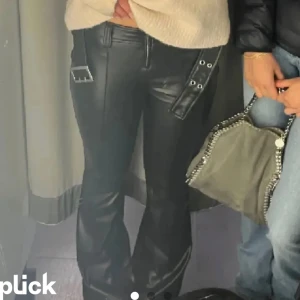 Byxor  - Hej! Säljer mina så fina skinnbyxor från newyorker då dom inte passar mig!! M men passar s!❤️ lånade bilder!!