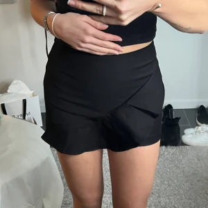 Svarta shorts - Säljer mina svarta shorts som ser ut som en kjol från zara som tyvärr inte kommit till användning Använd Max 2 gånger
