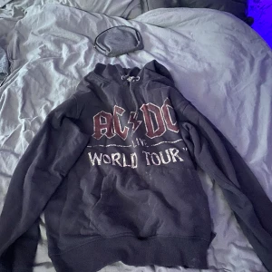 ACDC tröja  - Säljer en ACDC tröja använd men bra skick från hm👚🩷