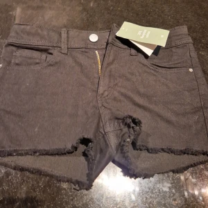 Helt oanvända shorts  - Helt oanvända shorts som har lappen kvar. Dom är ifrån HM. Orginal pris:149