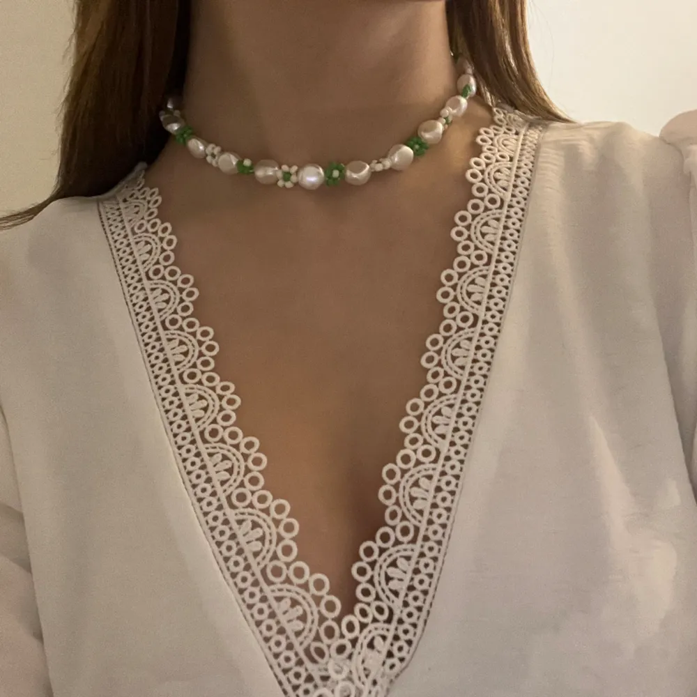 Grönt blommigt halsband 💐   100kr plus frakt 💚. Accessoarer.