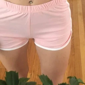 Rosa shorts - Säljer dessa då de ej används längre. Köpta från shein. (2 första är lånade bilder)
