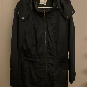 Jacka Only - Only vår/höstjacka i storlek xl, mörkblå.  Dragsko i midjan. Modell middle.