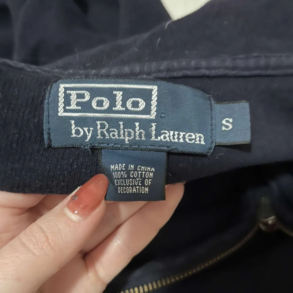 Säljer nu min killes Ralph Lauren halfsip sweatshirt i en marinblå färg💕 Den är i bra skick utan några synliga defekter, storlek S😊  . Tröjor & Koftor.