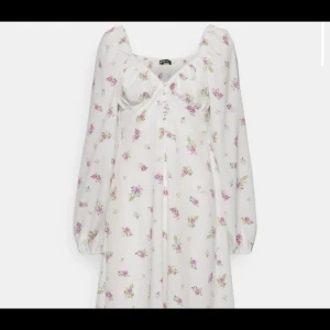 Blommig klänning - En supersöt blommig klänning! Helt ny skick endast testat. Storlek XS/S, Dm för bilder på eller frågor💕🙏