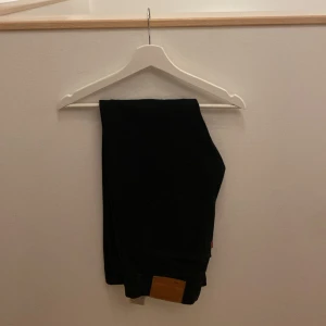 Levis 501 - Nästan helt oanvända svarta 501  Storlek W33 L30  Säljer pga för stora