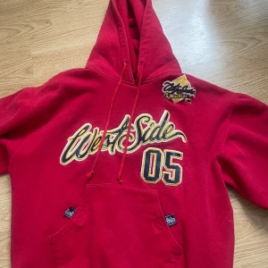 Hoodie - Snygg hoodie från WestSide.  Storlek-xs 