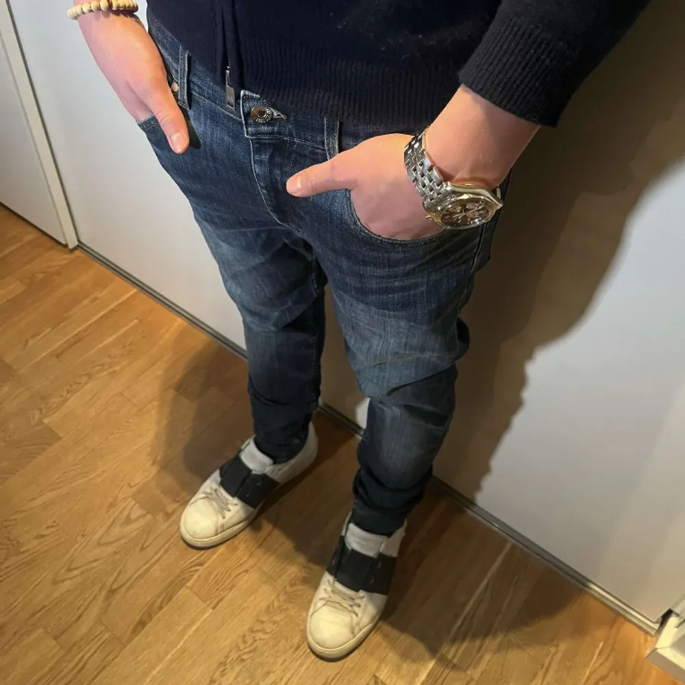 Riktigt najs jeans från tiger of Sweden! Han på bilden är runt 180 längden och väger upp mot 70kg. Kontakta oss för fler frågor eller funderingar!. Jeans & Byxor.