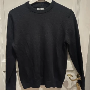 Merino tröja säljes - Säljer min fina merino tröja som jag köpte på volt. Tröjan är mörkblå och är i 100% superior merino ull. Storlek S men passar mindre 