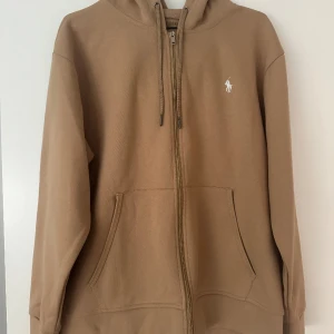 Ralph lauren zip up - Helt ny polo zip up tröja, jag säljer den för att den va för stor för mig