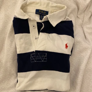 Randig Ralph Lauren Tröja - Mycket bra skick (förutom en knapp borta) Storlek: 158-164 