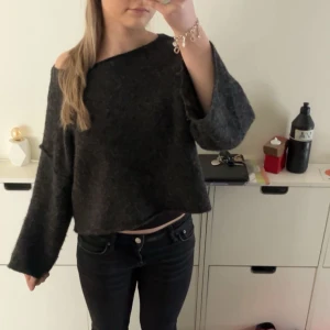 Tröja zara - Superfin tröja från zara i väldigt bra skick, finns inte att köpa på hemsidan längre heller💕