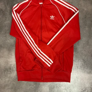Adidas tröja - Röd adidas tröja i storlek S. Riktigt skön och snygg. Kvalitet 9/10 ( använd ett antal gånger och en någon liten hängande tråd). Anledning till säljande är pågrund av att den är för liten för mig:)