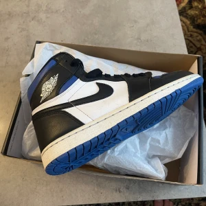 Air Jordan 1 Royal Blue  - Storlek 41, sparsamt använt. Finns i Lidköping men kan skickas. Pris : 1500 (kan diskuteras)