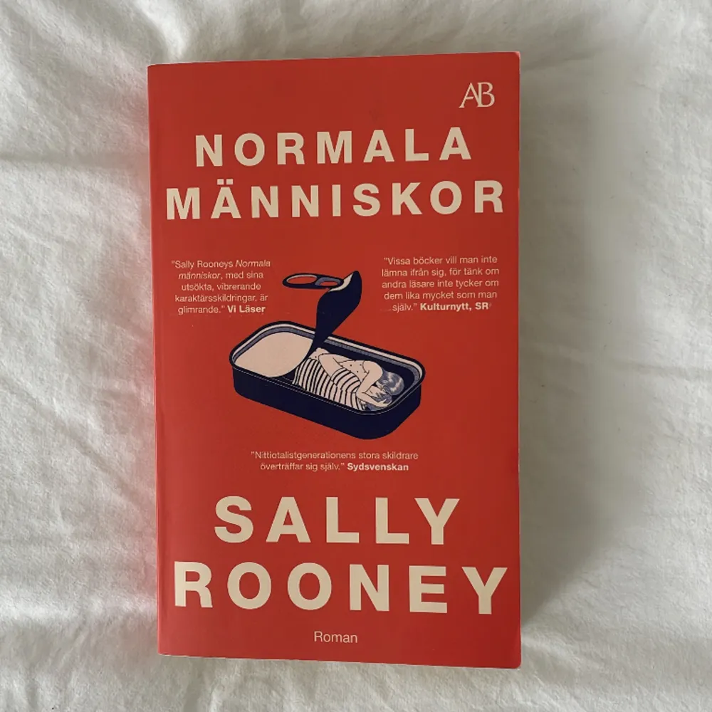 Normala människor av Sally Rooney på svenska. Den är i bra skick och har inga större defekter. Skriv om du har några frågor eller vill ha mer bilder <3. Övrigt.