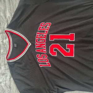 Svart tröja med graf  - Säljer denna svarta tröjan med graf vid ärmarna samt vid halsen 