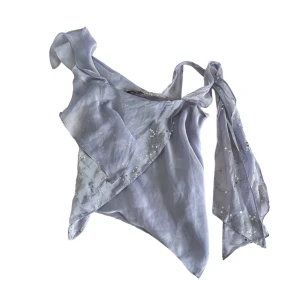 Asymmetrisk sheer top - Ljus blå/grå färg. Sitter som en S. Kontakta vid intresse <3