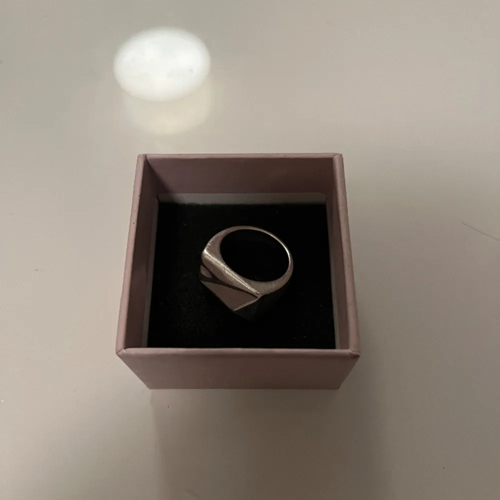 Jätte fin silver ring säljer för att jag inte andvönder silver längre   Ny pris 150kr❤️. Accessoarer.