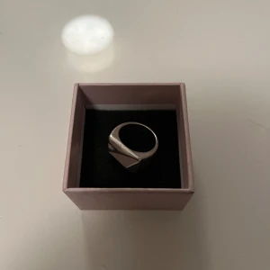 Silver ring i nyskick  - Jätte fin silver ring säljer för att jag inte andvönder silver längre   Ny pris 150kr❤️