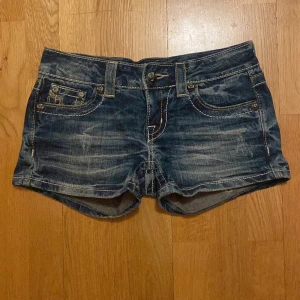 Miss me shorts  - Säljer mina lågmidjade miss me shorts då de tyvärr blivit försmå för mig. Kontakta mig om intresserad, säljer endast via köp nu priset går att diskutera!💕