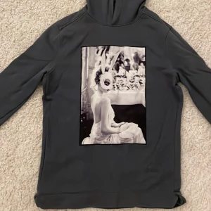 Limitato hoodie - Säljer nu min feeta limitato hoodie som är i extremt bra skick. Köpt för ungefär ett halvt år sedan men har knappt använt den. 