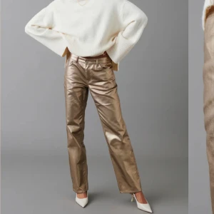 Guldiga jeans  - Guldiga jeans från Gina Tricot. Aldrig använda, med lappen kvar. Köpta för 499kr