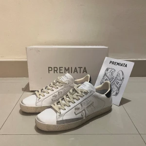 Helt NYA Premiata - Tjenixen! Säljer dessa helt nya Premiata  Skick 10/10 (Testat de en gång inomhus). Ny pris ligger på 4000kr. Box medföljer och billigaste priset som går att hitta! Hör av er om ni vill ha mer bilder! 