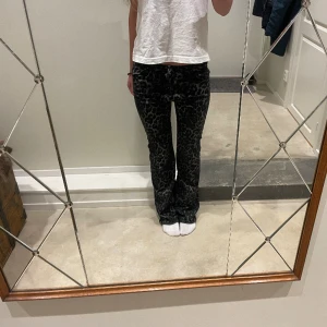 Calzedonia jeans - Säljer mina leopard jeans då som inte kommer till andvändning längre. Endast använda ett fåtal gånger.
