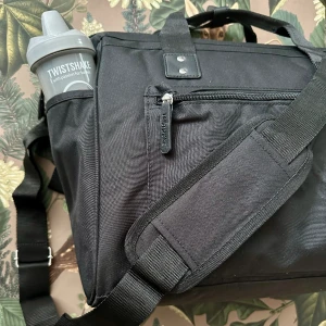 Twistshake skötväska  - Helt ny! Endast fotograferad! Rymlig med många fack! Nypris 1000kr  Pris kan diskuteras ev. 