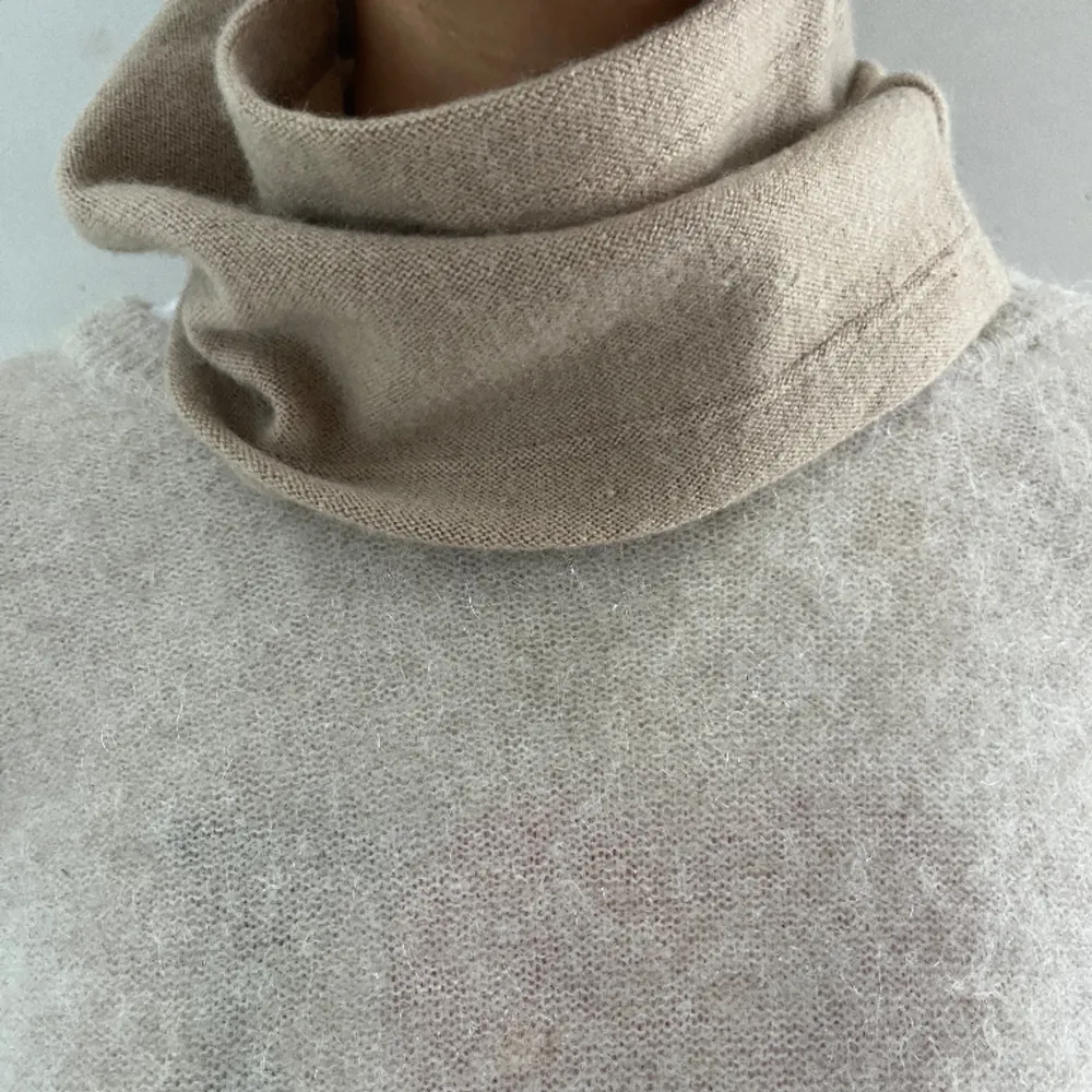 Säljer 3 kashmirbuffar i färgerna mörkblå, beige och ljusblå. Man behöver ej köpa alla! 100% kashmir. dessa är perfekta till sportlovet💖 Pris: 429kr styck . Accessoarer.