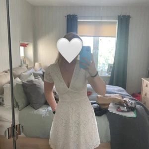 Vit klänning  - Vit-klänning från boohoo, aldrig använt den bara testat. 🤍