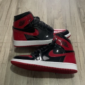 Nike air Jordan 1 patent bred - Helt nya Air Jordan 1 patent bred, Storlek 42. Köpta på SNKRS. Pris kan diskuteras.