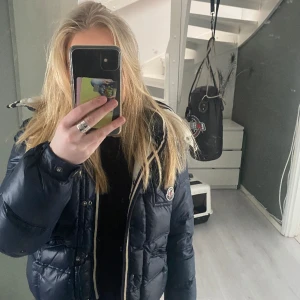 Moncler jacka - Säljer nu min moncler jacka då den inte kommit till andvändning längre. Lite sliten vid bilden därav priset :) modellen på jackan heter maya. Priset är prutbart 😁