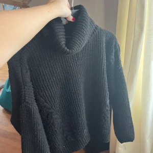 Stickad tröja nakd - Stickad svart polo från nakd i storlek xs. Har två stycken i xs