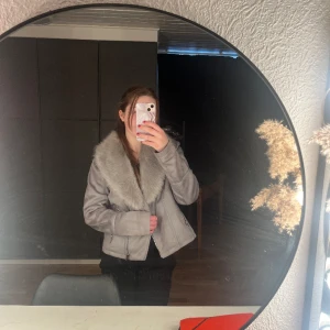 Pälsjacka - Snygg pälsjacka i fint skick, inga täcken på användning. Stolek 40 MEN passar mig som har stolek 34. Avtagbar päls vid kragen och resten av jackan är i Mocka.